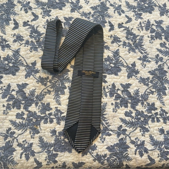 Brooks Brothers Tie Vtg Textured Striped Navy w/ Gold & Cream Silk 56” x 3.75” - Picture 5 of 8